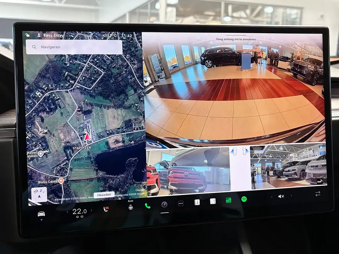 Tesla Model S - Thumbnail 14