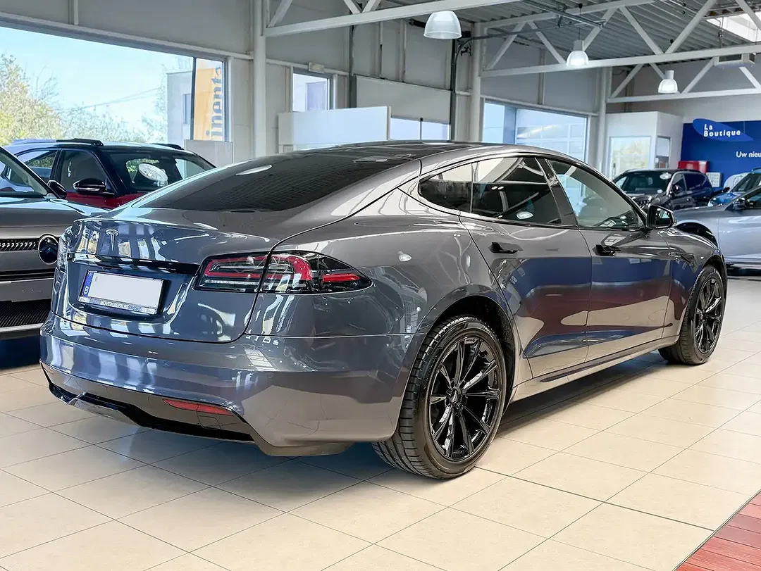 Tesla Model S - Thumbnail 3
