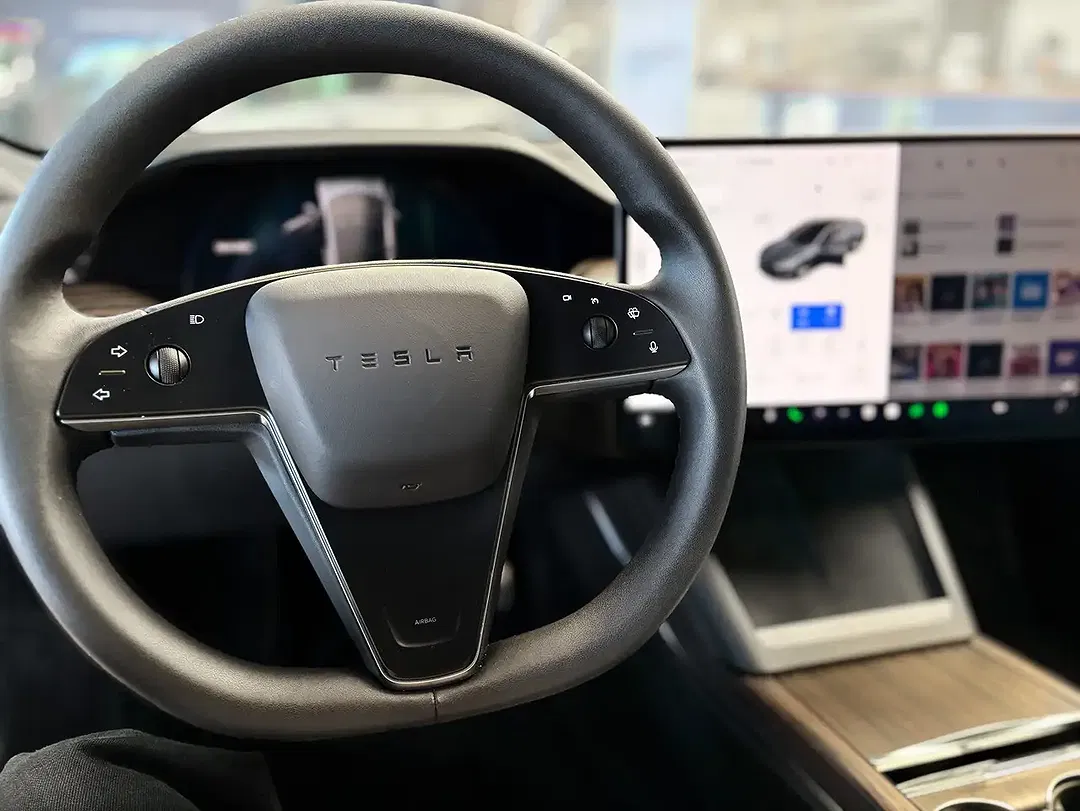 Tesla Model S - Thumbnail 4