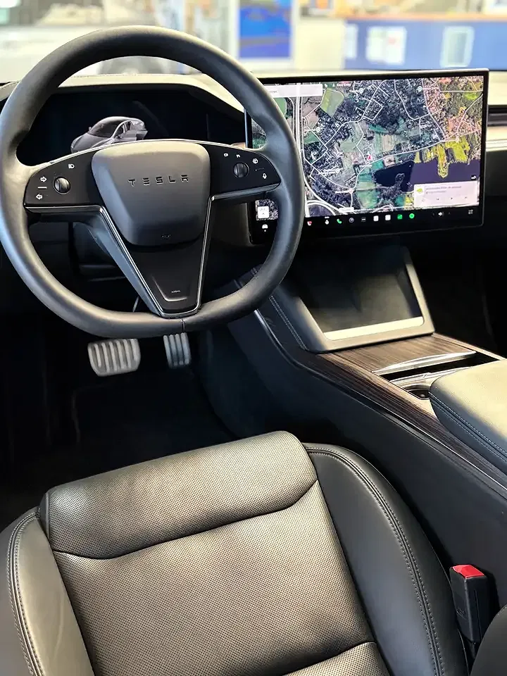 Tesla Model S - Thumbnail 5