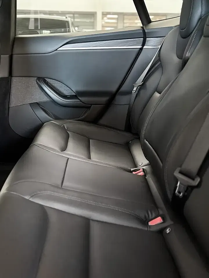 Tesla Model S - Thumbnail 6