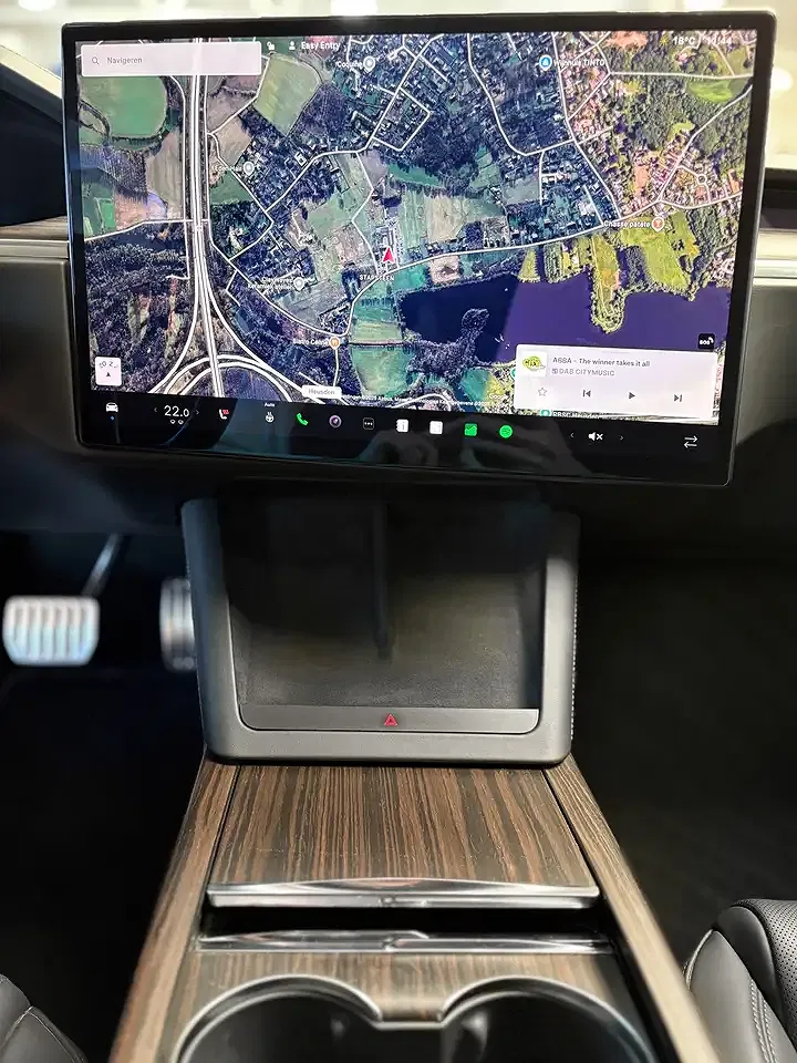 Tesla Model S - Thumbnail 7