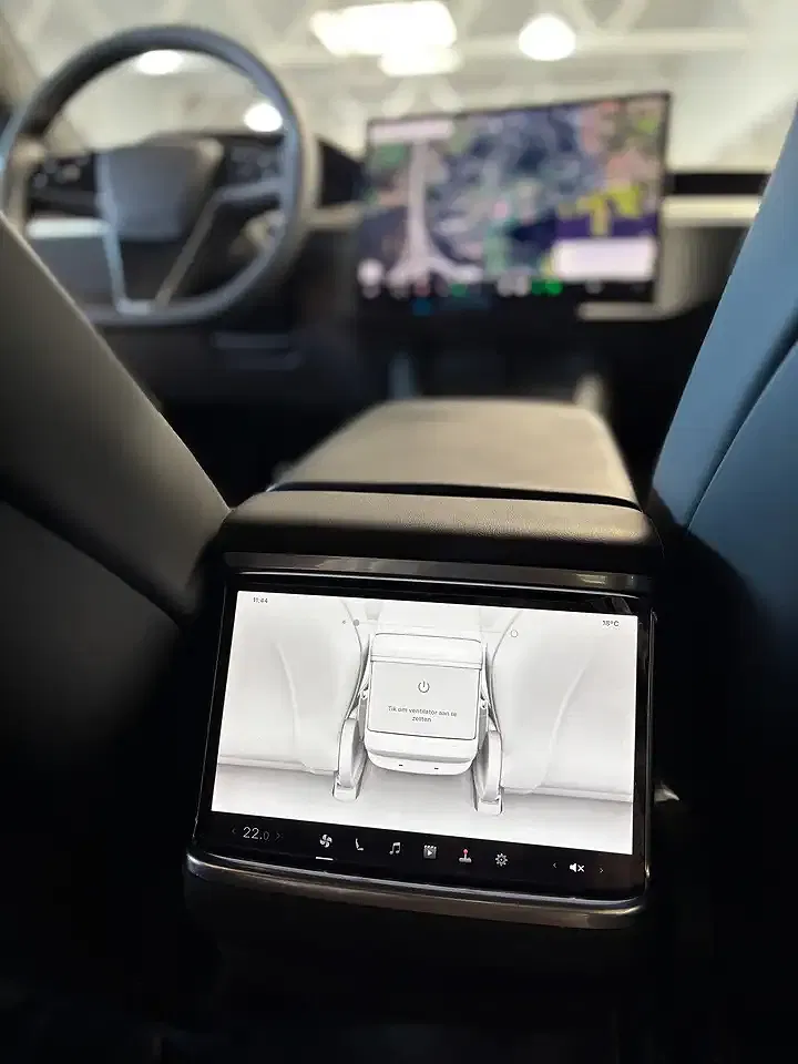 Tesla Model S - Thumbnail 8