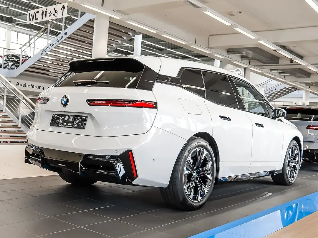 BMW iX xDrive M Sport - Thumbnail 2