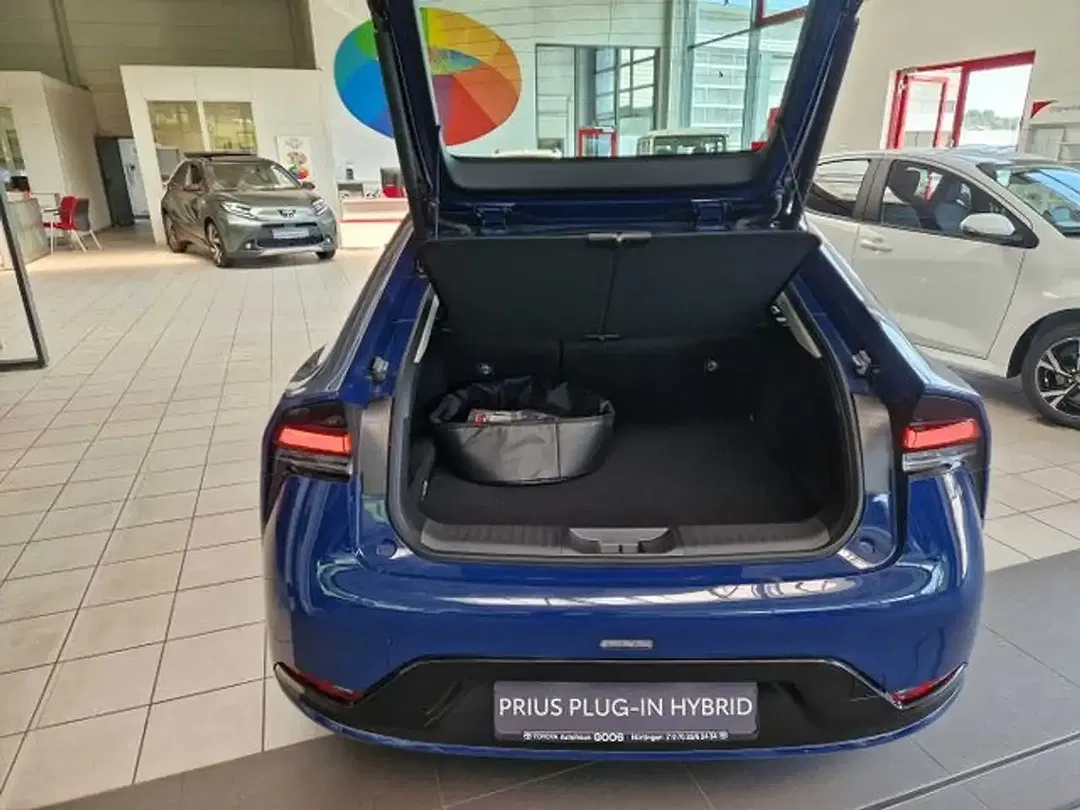 Toyota Prius PHEV Executive - Thumbnail 13