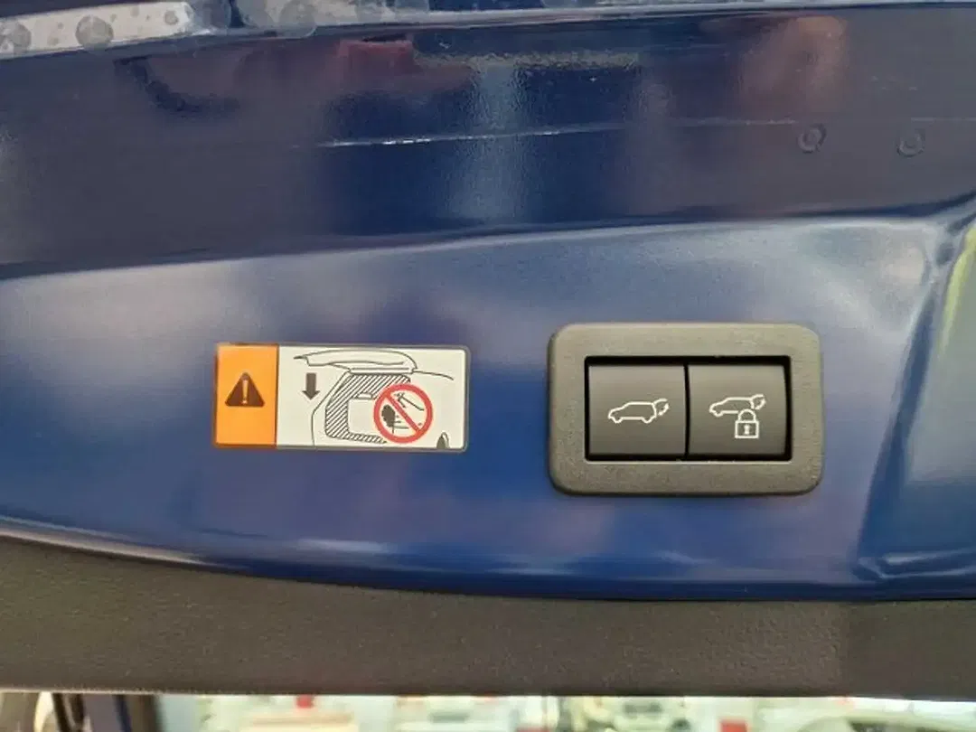 Toyota Prius PHEV Executive - Thumbnail 14