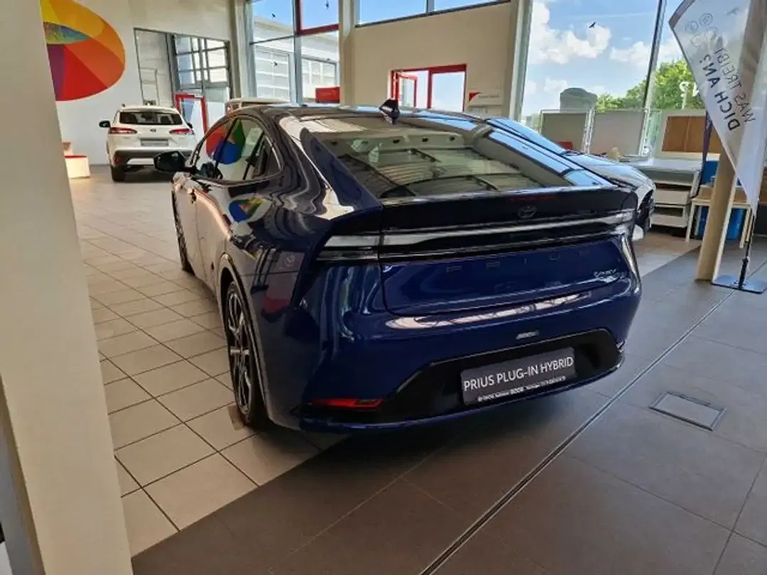 Toyota Prius PHEV Executive - Thumbnail 3