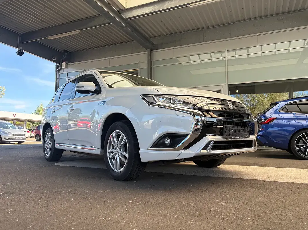 Mitsubishi Outlander PHEV Hybrid 4WD Basis Spirit - Thumbnail 3