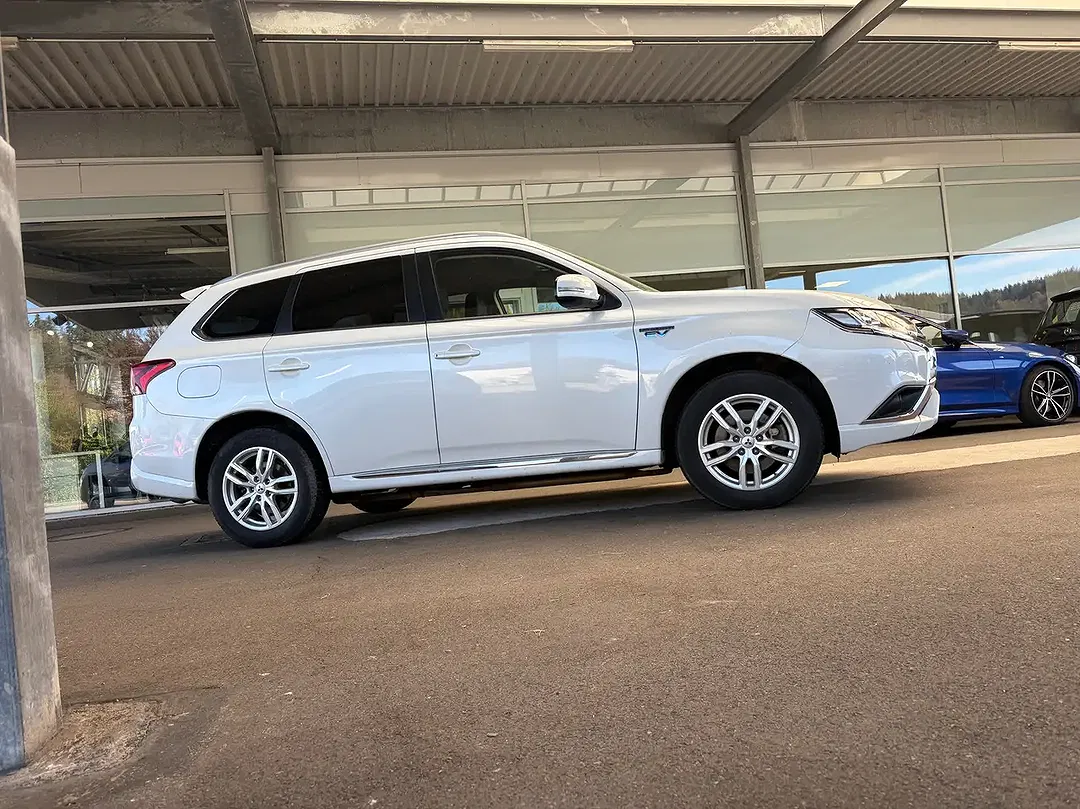 Mitsubishi Outlander PHEV Hybrid 4WD Basis Spirit - Thumbnail 4