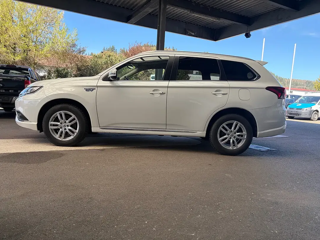 Mitsubishi Outlander PHEV Hybrid 4WD Basis Spirit - Thumbnail 5