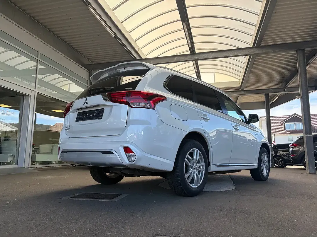 Mitsubishi Outlander PHEV Hybrid 4WD Basis Spirit - Thumbnail 6