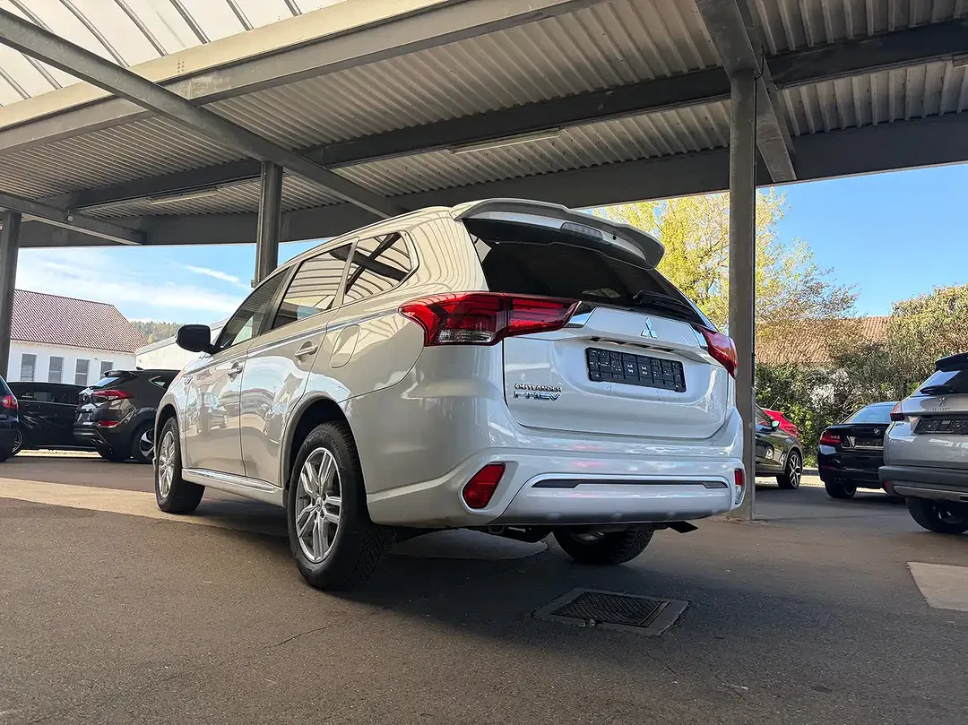 Mitsubishi Outlander PHEV Hybrid 4WD Basis Spirit - Thumbnail 8