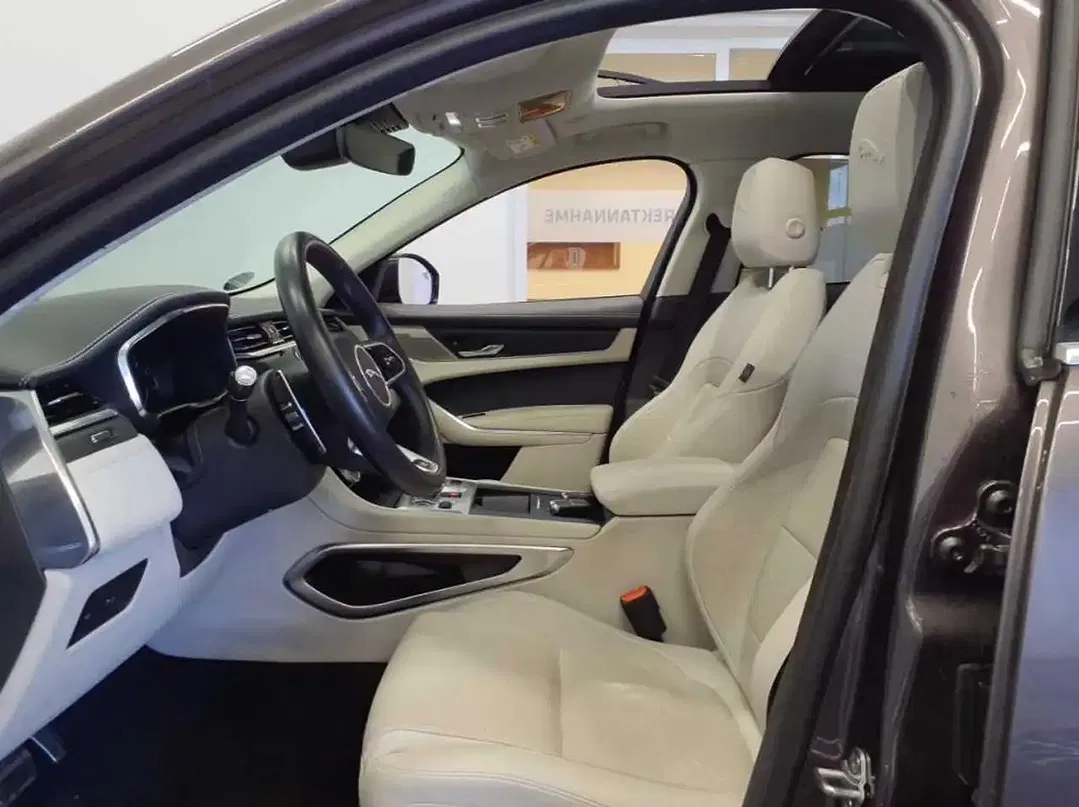 Jaguar F-Pace R-Dynamic SE - Thumbnail 6