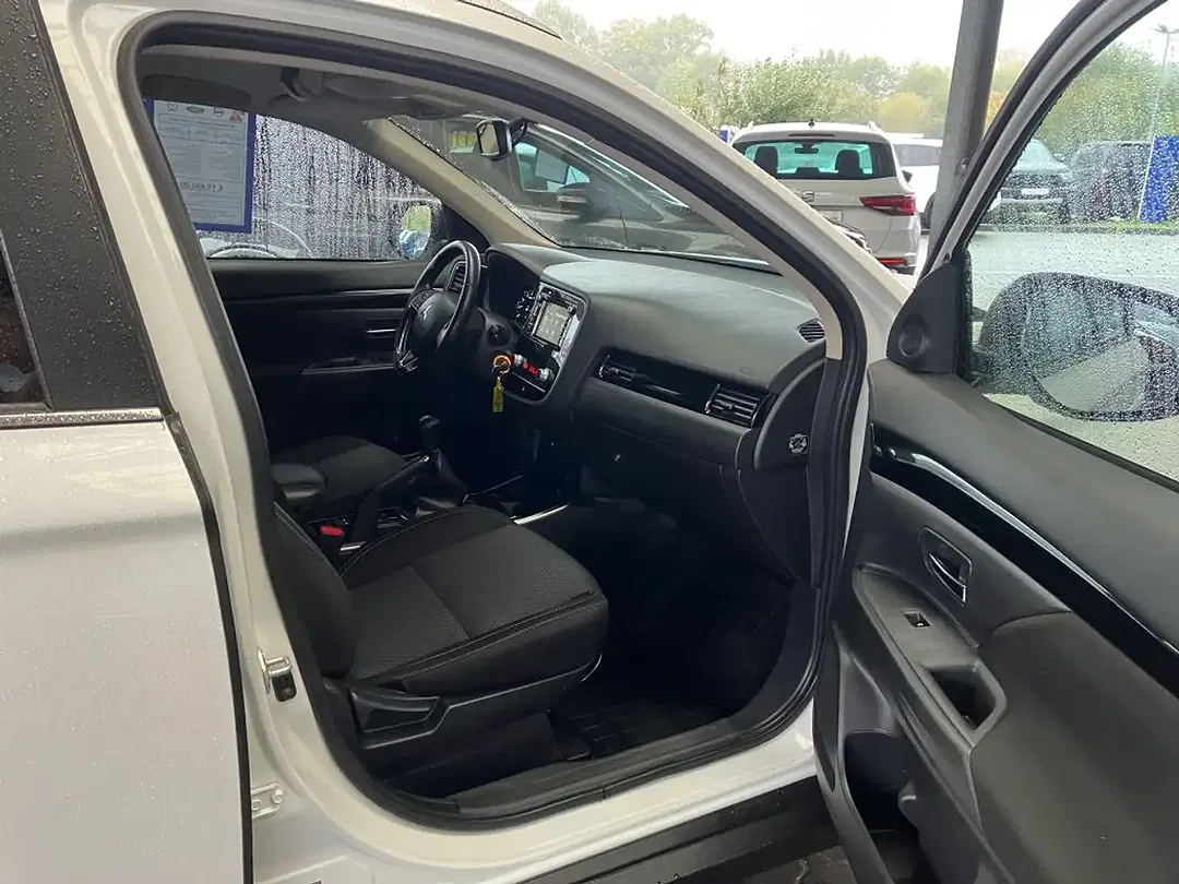 Mitsubishi Outlander 2.0 Spirit - Thumbnail 3