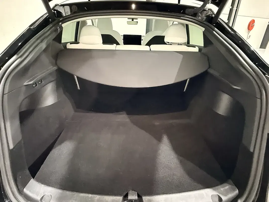 Tesla Model Y Standard Range - Thumbnail 10