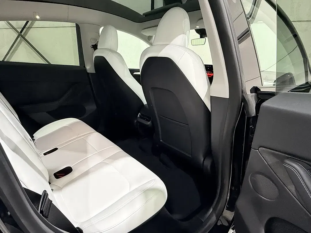 Tesla Model Y Standard Range - Thumbnail 11