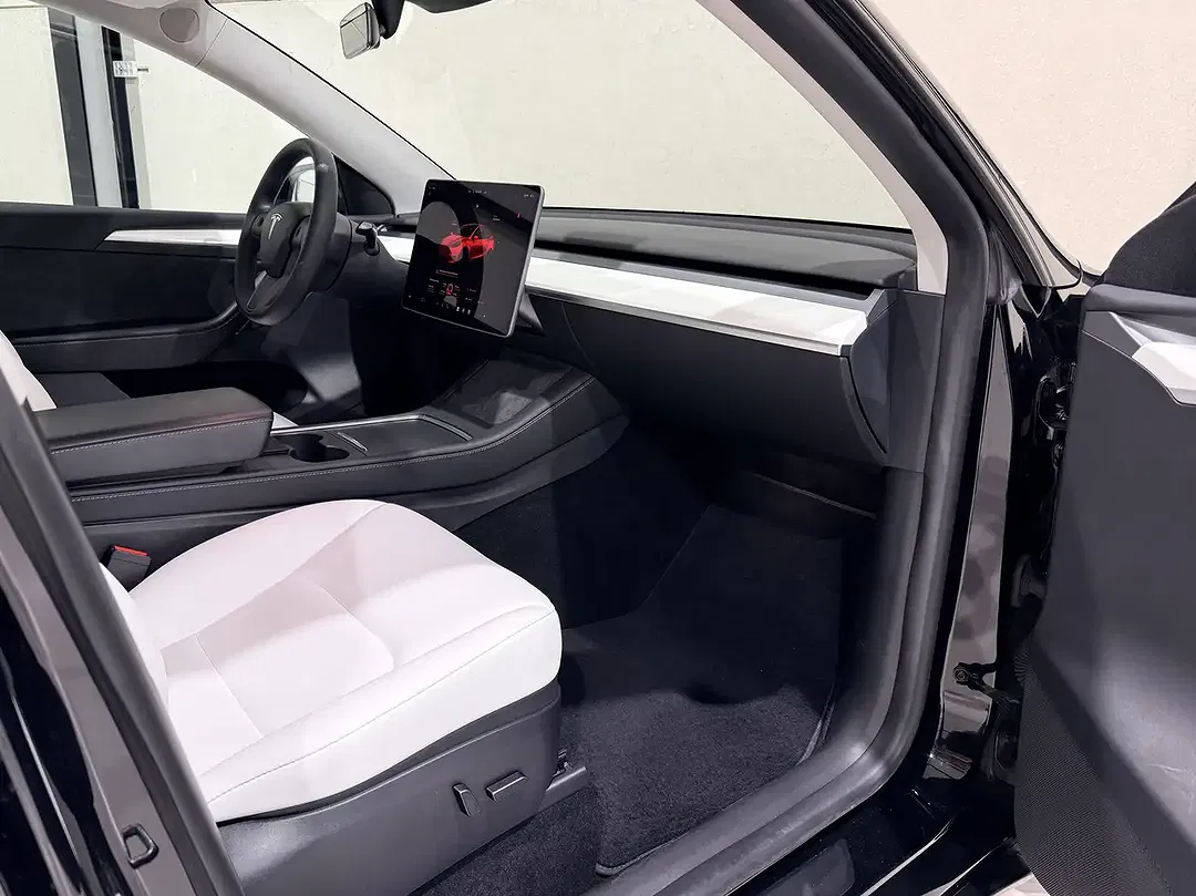 Tesla Model Y Standard Range - Thumbnail 12