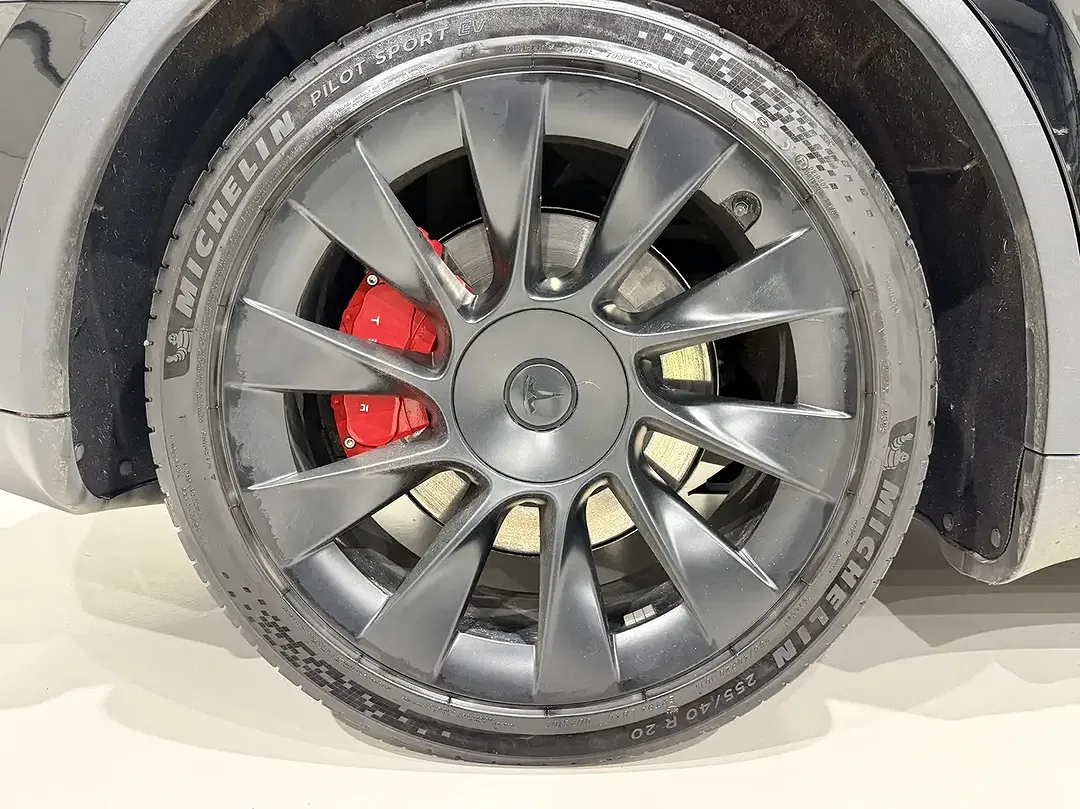 Tesla Model Y Standard Range - Thumbnail 13