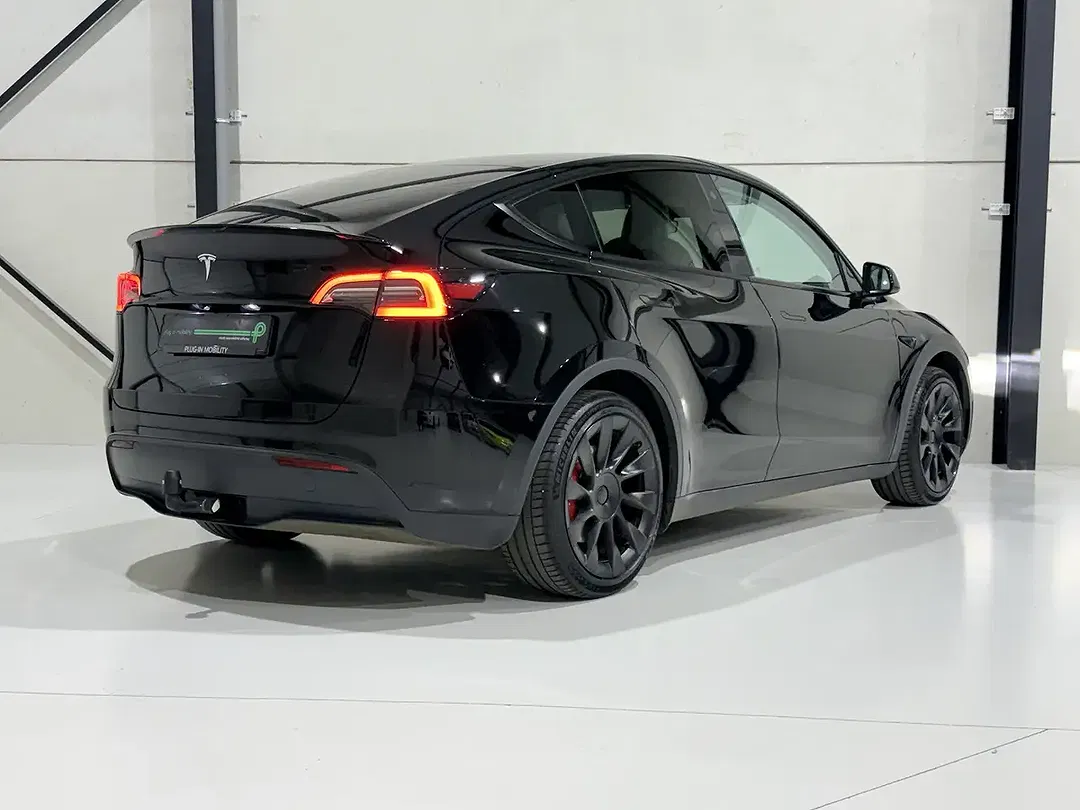 Tesla Model Y Standard Range - Thumbnail 4