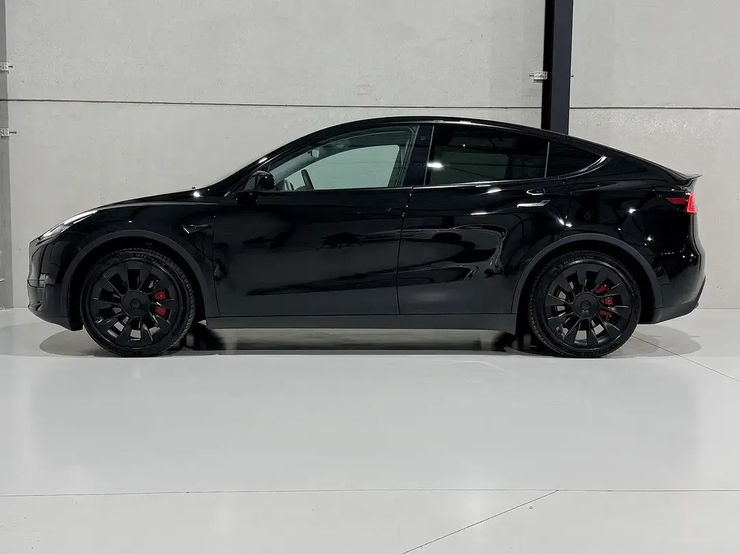 Tesla Model Y Standard Range - Thumbnail 6