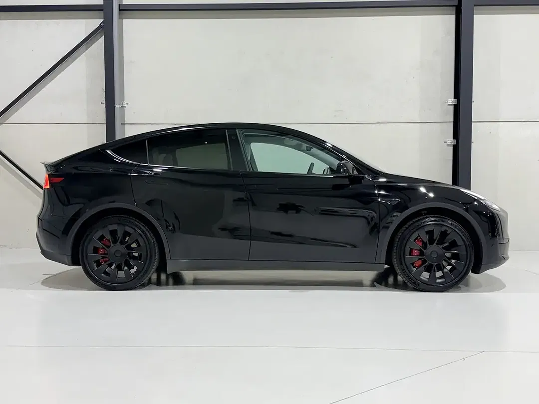 Tesla Model Y Standard Range - Thumbnail 7