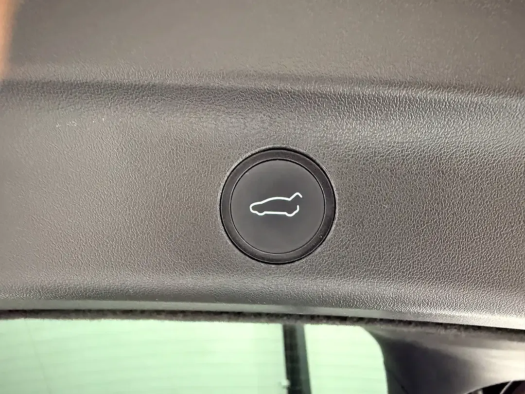 Tesla Model Y Standard Range - Thumbnail 8