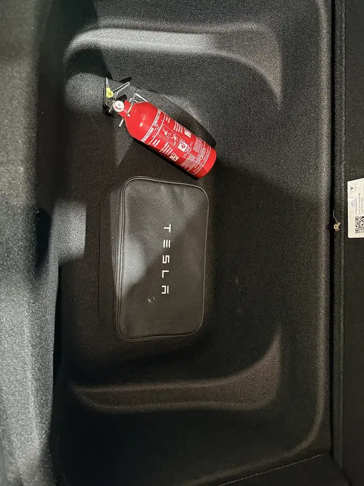 Tesla Model Y Standard Range - Thumbnail 9