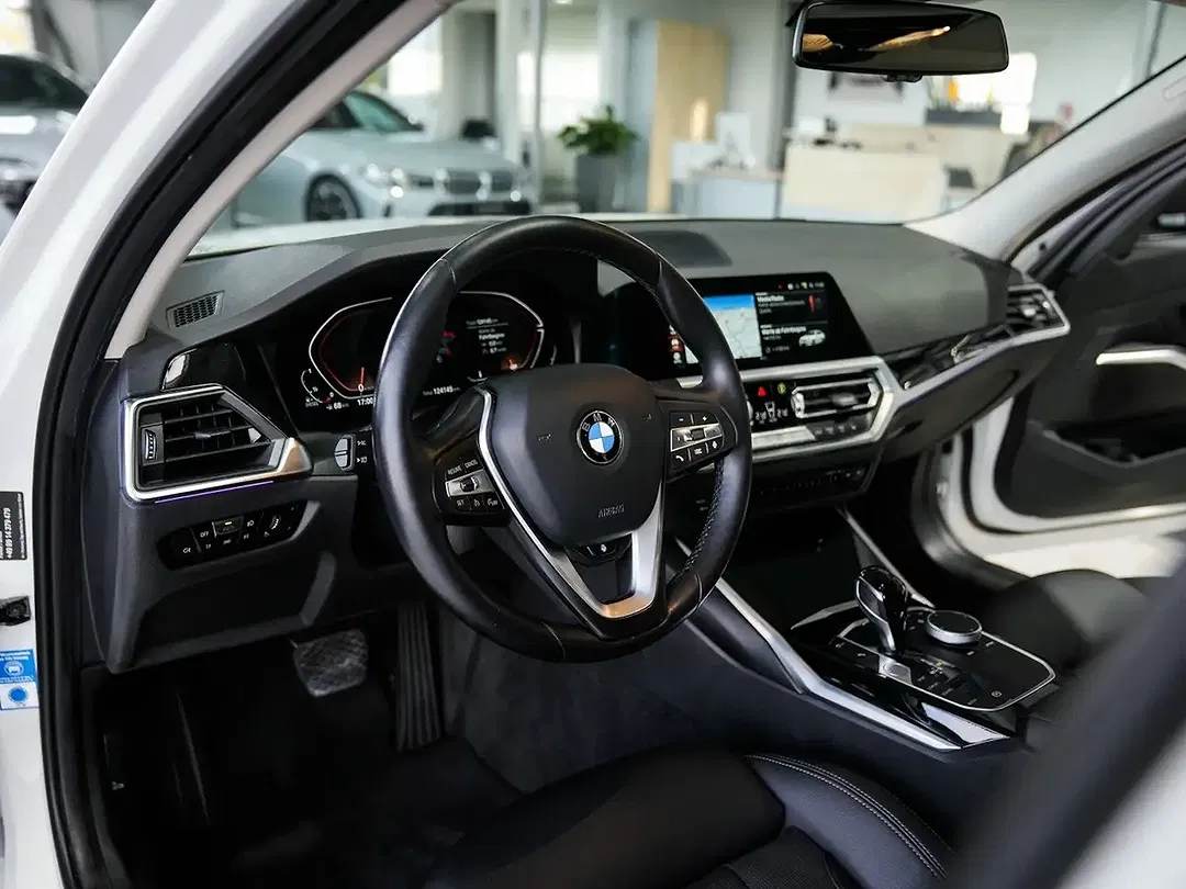 BMW 320 xDrive Touring Sport Line - Thumbnail 2