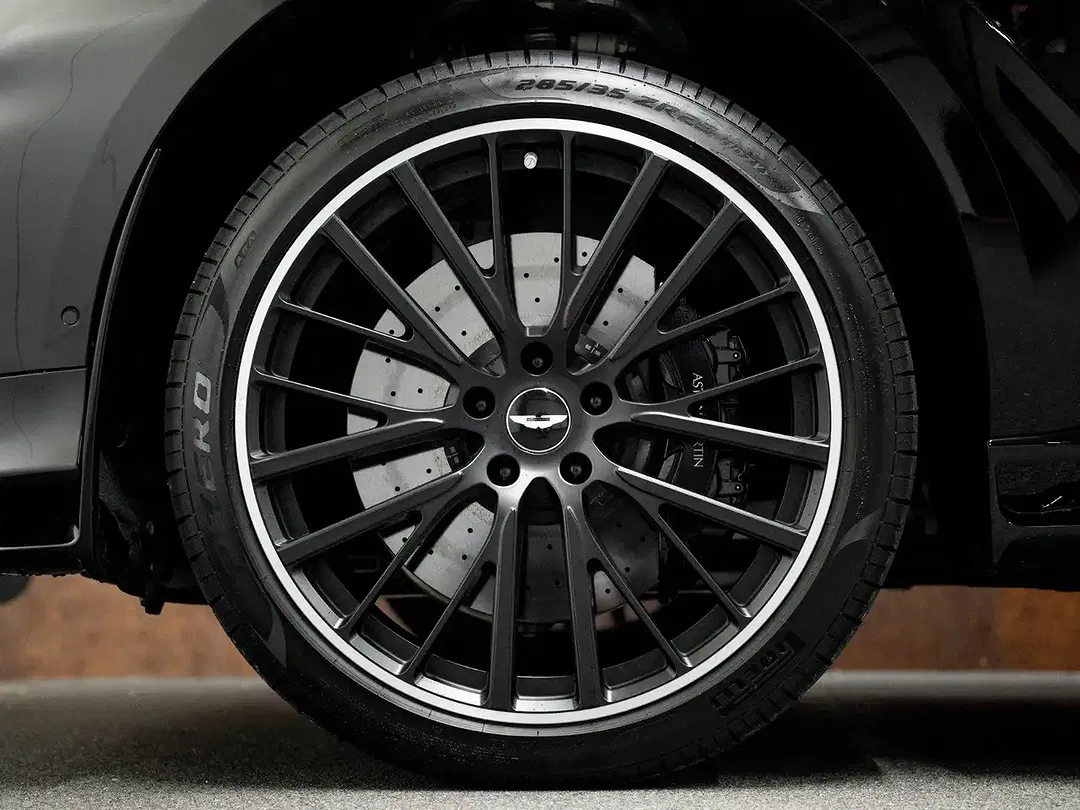Aston Martin DBX 707 - foto 15
