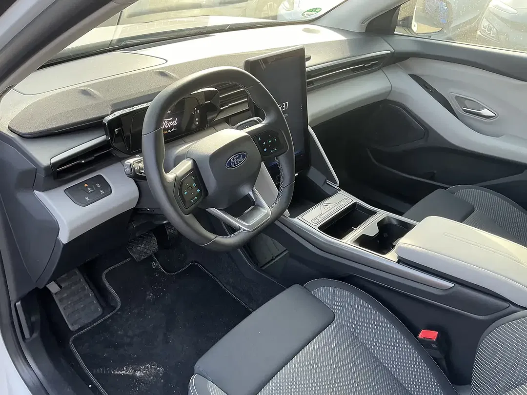 Ford Explorer - Thumbnail 3