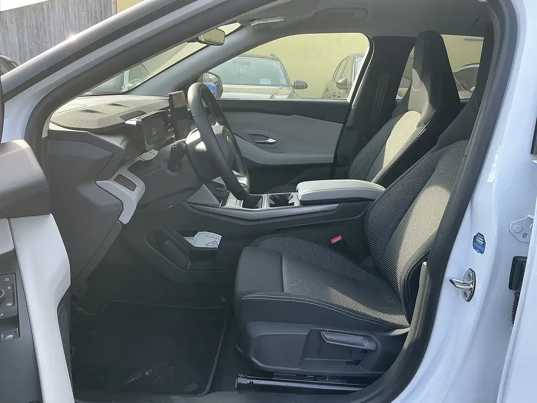 Ford Explorer - Thumbnail 6