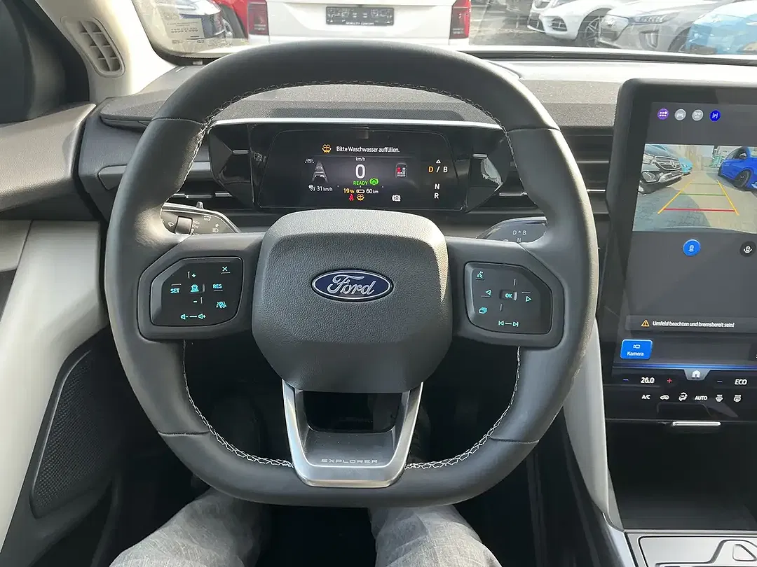 Ford Explorer - Thumbnail 8