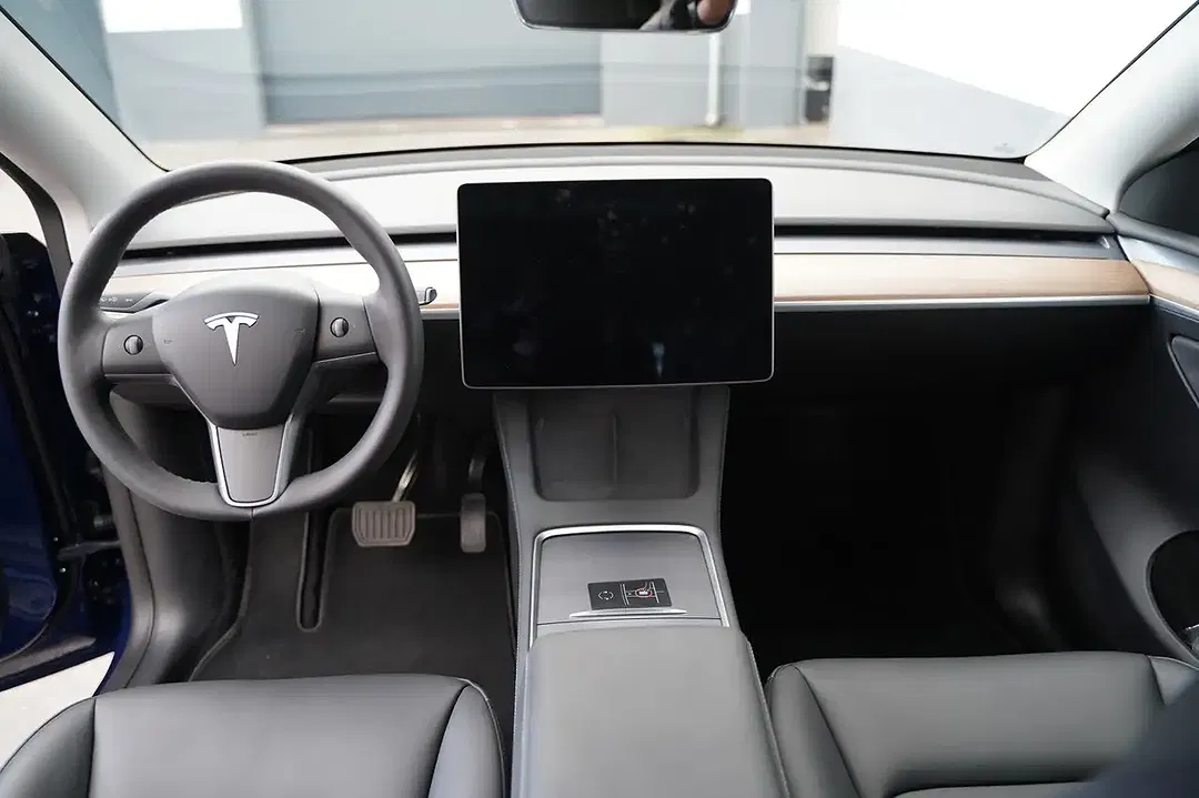 Tesla Model Y AWD Long Range - Thumbnail 9