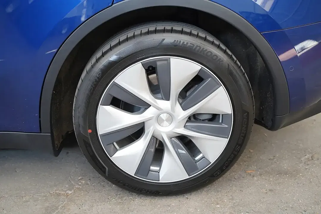 Tesla Model Y AWD Long Range - Thumbnail 11