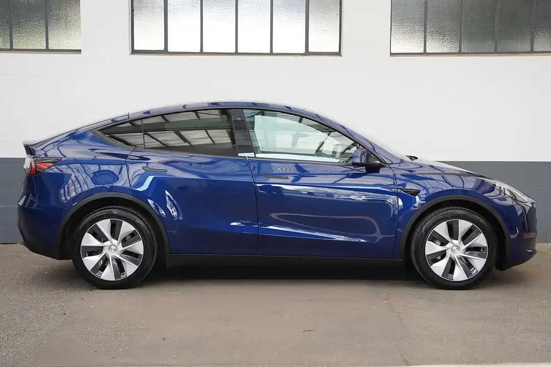 Tesla Model Y AWD Long Range - Thumbnail 13