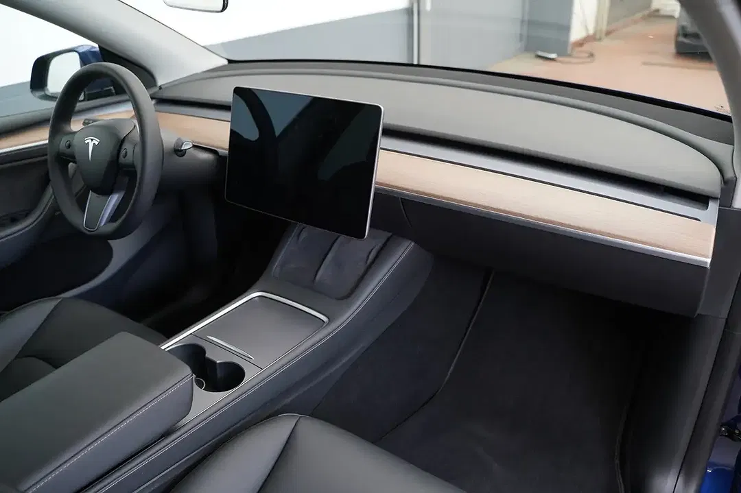 Tesla Model Y AWD Long Range - Thumbnail 15