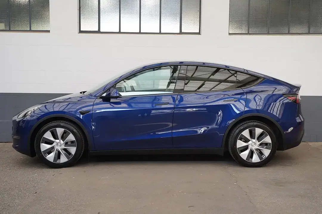 Tesla Model Y AWD Long Range - Thumbnail 3