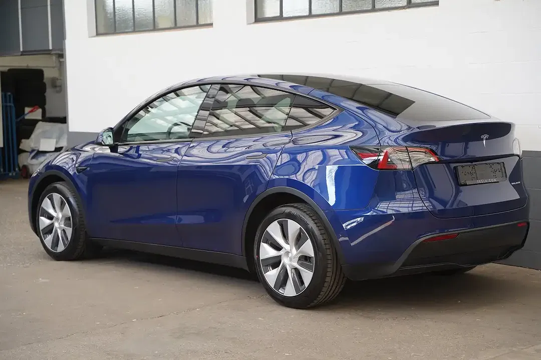 Tesla Model Y AWD Long Range - Thumbnail 4