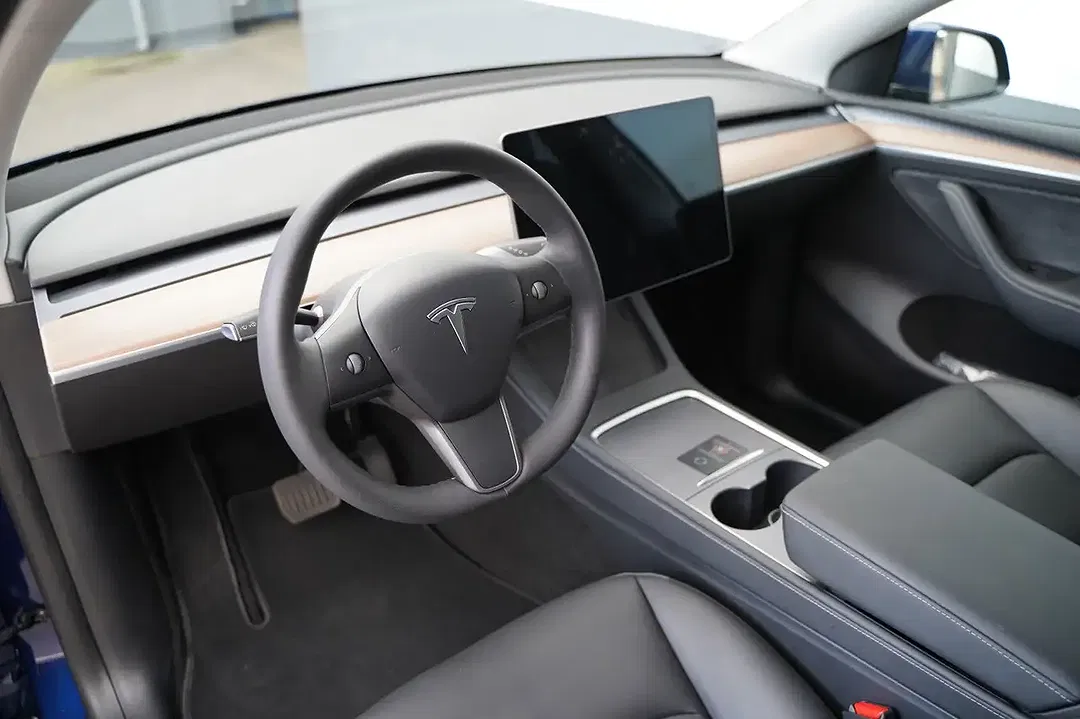 Tesla Model Y AWD Long Range - Thumbnail 8