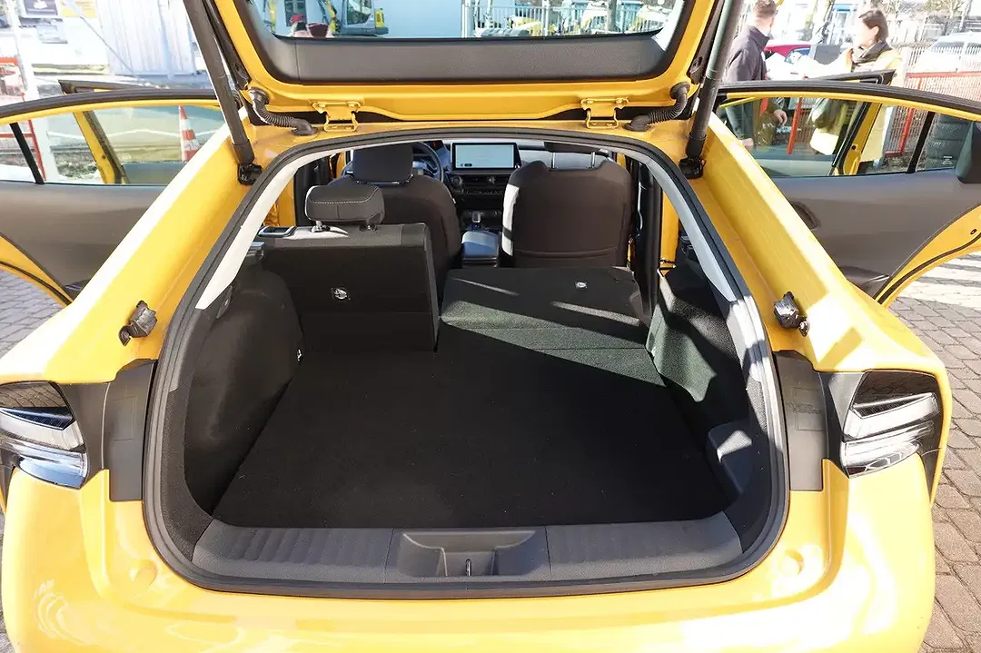 Toyota Prius PHEV Executive - Thumbnail 10