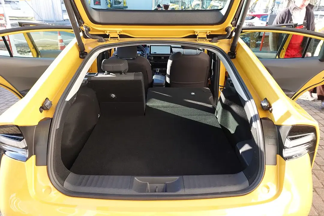 Toyota Prius PHEV Executive - Thumbnail 11