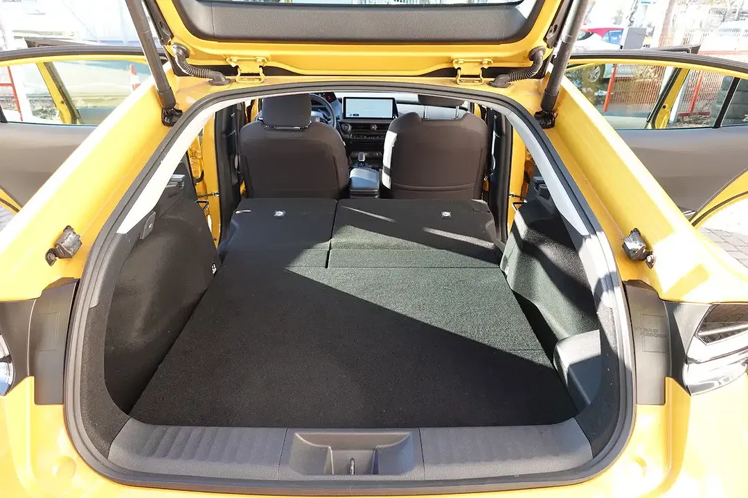 Toyota Prius PHEV Executive - Thumbnail 12