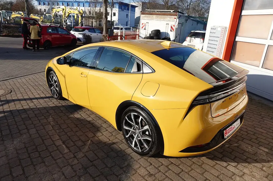 Toyota Prius PHEV Executive - Thumbnail 4