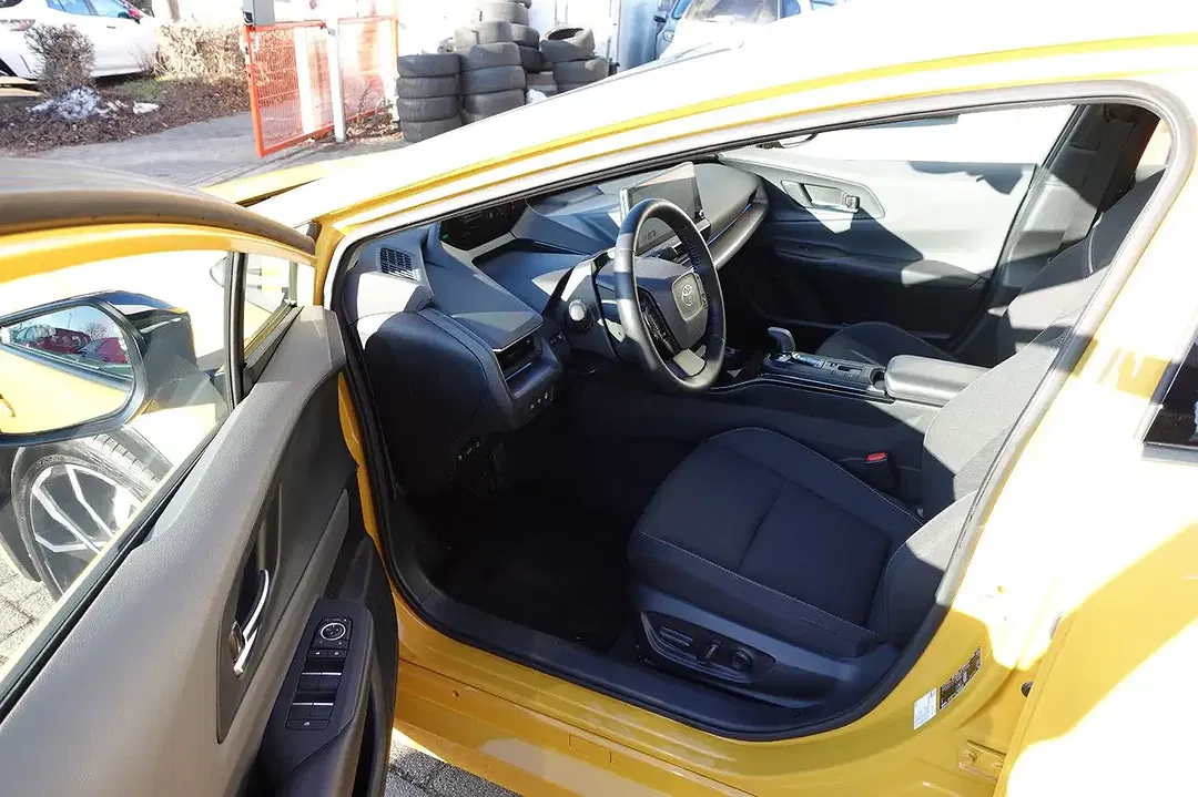 Toyota Prius PHEV Executive - Thumbnail 5