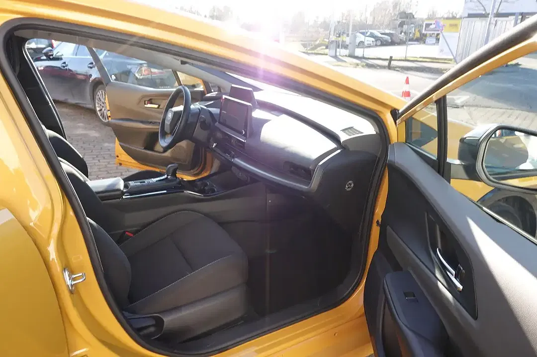 Toyota Prius PHEV Executive - Thumbnail 8