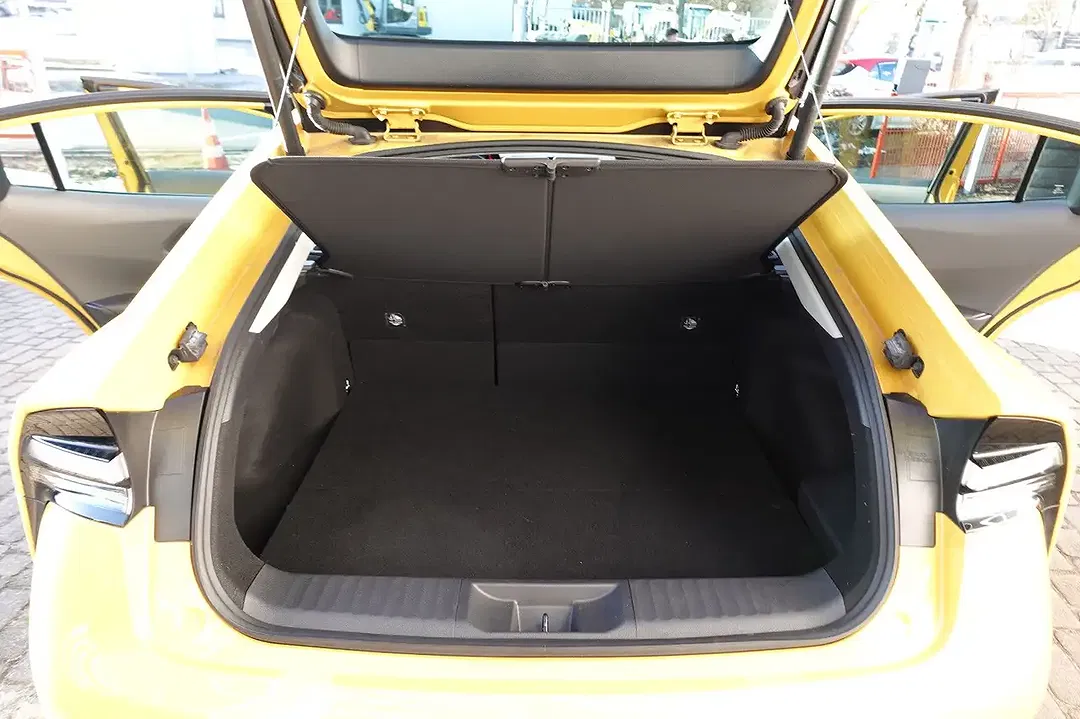 Toyota Prius PHEV Executive - Thumbnail 9