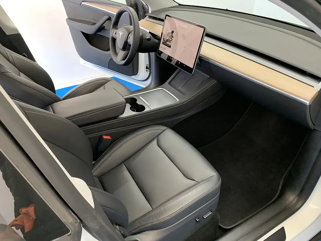 Tesla Model Y AWD Dual Motor Long Range - Thumbnail 10