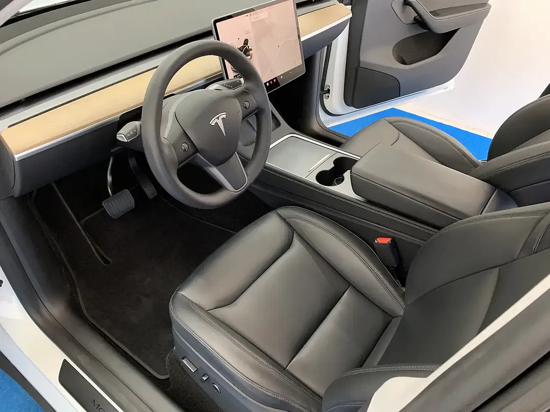 Tesla Model Y AWD Dual Motor Long Range - Thumbnail 8