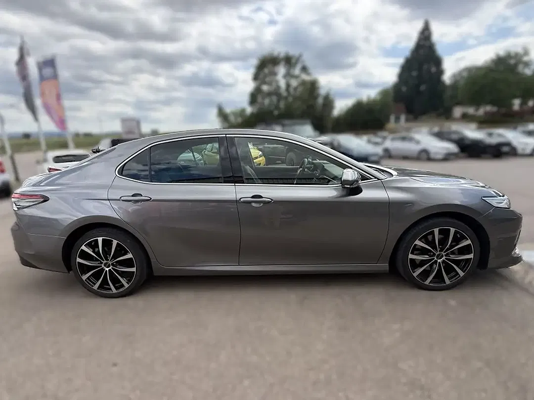 Toyota Camry Luxury - Thumbnail 4