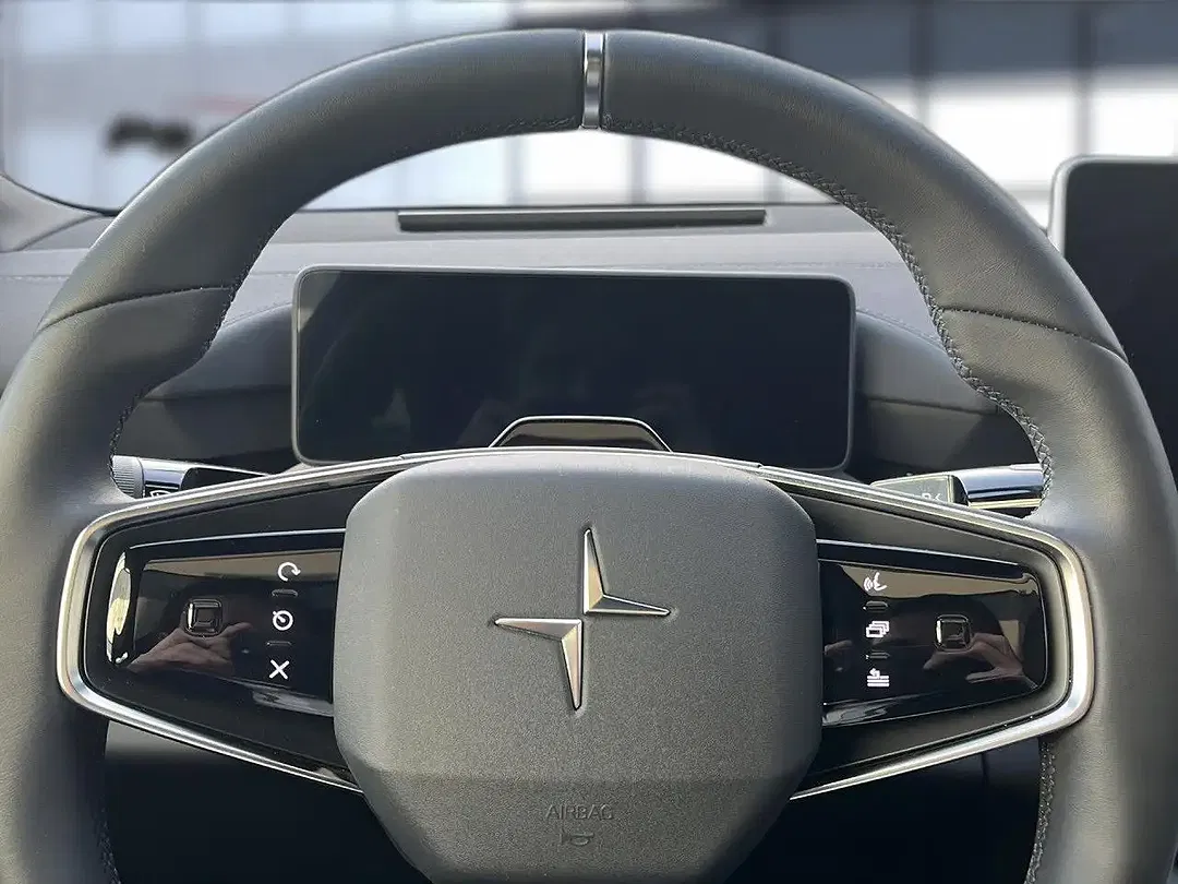 Polestar 4 - Thumbnail 11